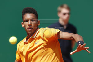 epa07511961 Felix Auger-Aliassime of Canada in action during his second round match against Alexander Zverev of Germany at the Monte-Carlo Rolex Masters tournament in Roquebrune Cap Martin, France, 17 April 2019.  EPA-EFE/SEBASTIEN NOGIER