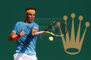 Rafael Nadal of Spain returns the ball to Guido Pella of Argentina during their quarter final match at the Monte-Carlo Rolex Masters tournament in Roquebrune Cap Martin, France, 19 April 2018.  EPA-EFE/SEBASTIEN NOGIER