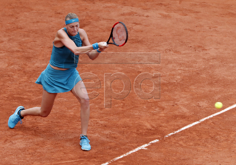 Petra Kvitova of the Czech Republic plays Lara Arruabarrena of Spain during their women?s second round match during the French Open tennis tournament at Roland Garros in Paris, France, 30 May 2018.  EPA-EFE/GUILLAUME HORCAJUELO