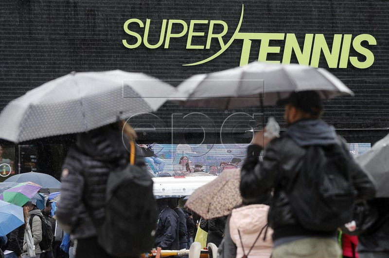 Spectators walk under umbrellas as all the matches are suspended due to rain at the Italian Open tennis tournament in Rome, Italy, 15 May 2019.  EPA-EFE/Riccardo Antimiani