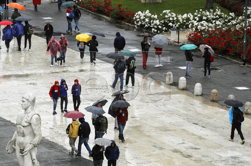 Spectators walk under umbrellas as all matches are suspended due to rain at the Italian Open tennis tournament in Rome, Italy, 15 May 2019.  EPA-EFE/RICCARDO ANTIMIANI