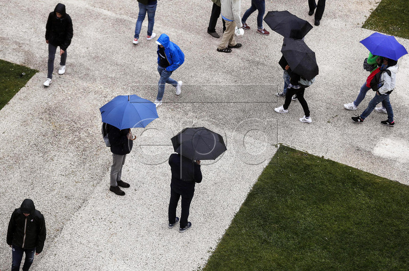 Spectators walk under umbrellas as all matches are suspended due to rain at the Italian Open tennis tournament in Rome, Italy, 15 May 2019.  EPA-EFE/RICCARDO ANTIMIANI