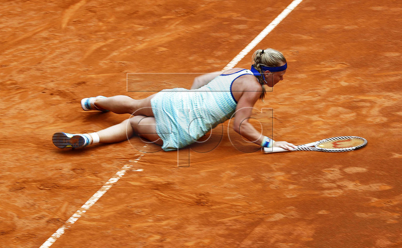 Kiki Bertens of the Netherlands falls during her women's semi final match against Johanna Konta of Britain at the Italian Open tennis tournament in Rome, Italy, 18 May 2019.  EPA-EFE/RICCARDO ANTIMIANI