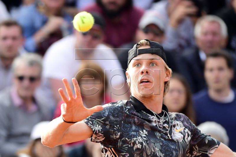 Denis Shapovalov of Canada plays Jan-Lennard Struff of Germany during their men?s first round match during the French Open tennis tournament at Roland Garros in Paris, France, 27 May 2019.  EPA-EFE/CAROLINE BLUMBERG