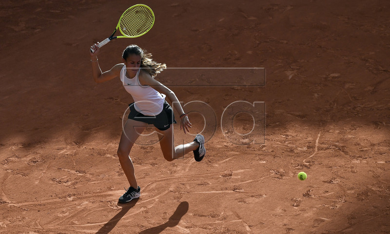 Selena Janicijevic of France plays Iga Swiatek of Poland during their women?s first round match during the French Open tennis tournament at Roland Garros in Paris, France, 28 May 2019. EPA-EFE/JULIEN DE ROSA
