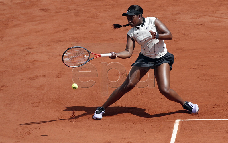 Sloane Stephens of the USA plays Sara Sorribes Tormo of Spain during their women?s second round match during the French Open tennis tournament at Roland Garros in Paris, France, 29 May 2019.  EPA-EFE/YOAN VALAT