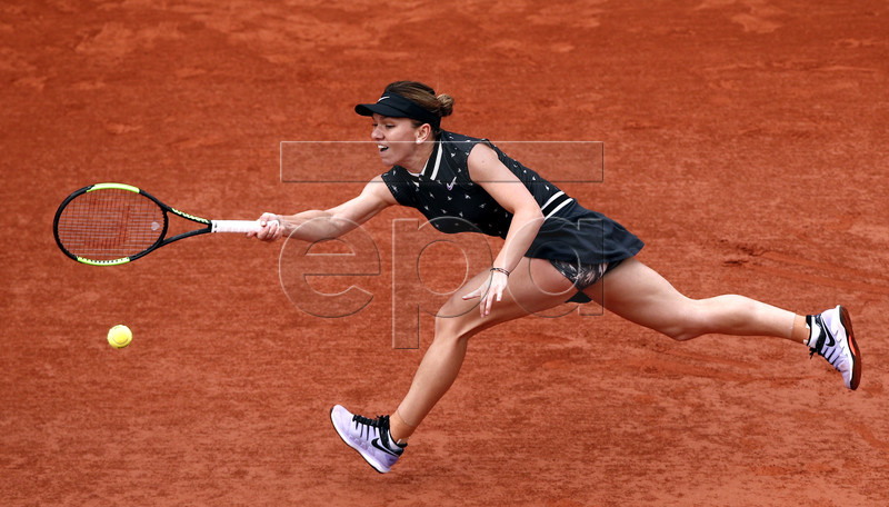 Simona Halep of Romania plays Magda Linette of Poland during their women?s second round match during the French Open tennis tournament at Roland Garros in Paris, France, 30 May 2019. EPA-EFE/YOAN VALAT