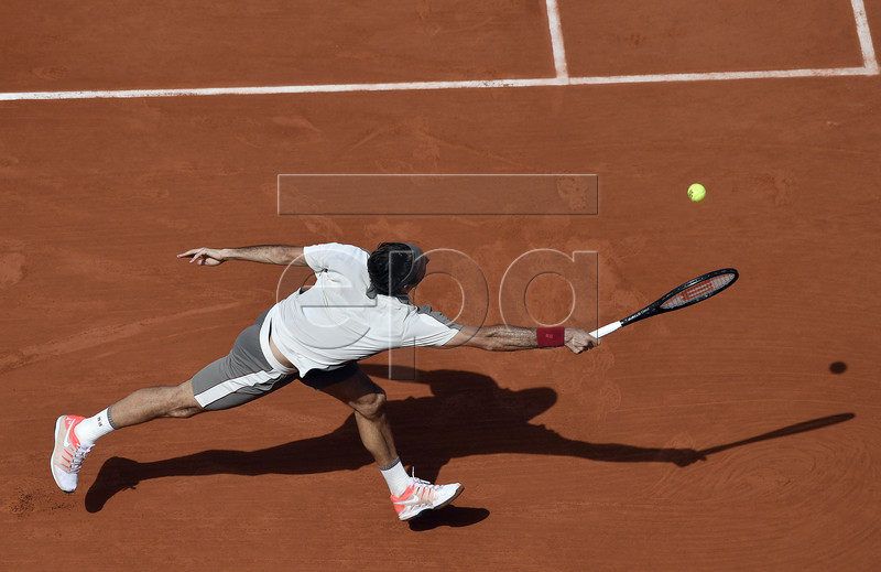 Roger Federer of Switzerland plays Casper Ruud of Norway during their men?s third round match during the French Open tennis tournament at Roland Garros in Paris, France, 31 May 2019. EPA-EFE/JULIEN DE ROSA