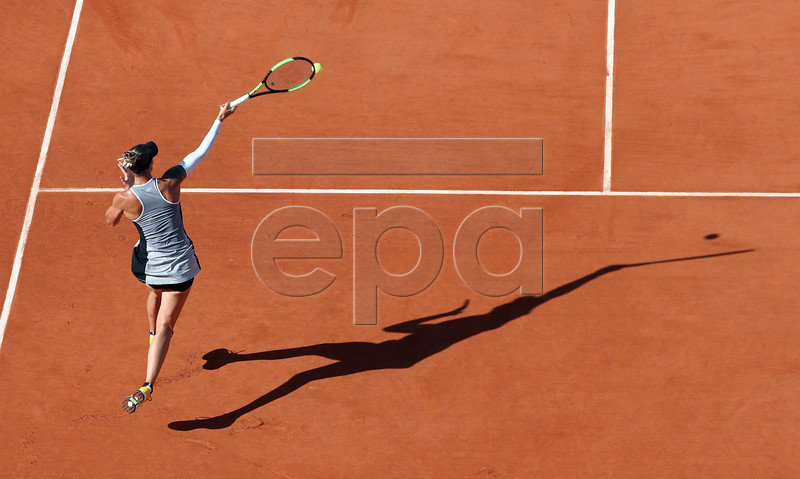 Polona Hercog of Slovenia plays Sloane Stephens of the USA during their women?s third round match during the French Open tennis tournament at Roland Garros in Paris, France, 31 May 2019. EPA-EFE/SRDJAN SUKI