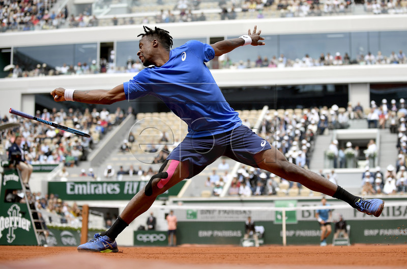 Gael Monfils of France plays Dominic Thiem of Austria during their men?s round of 16 match during the French Open tennis tournament at Roland Garros in Paris, France, 03 June 2019. EPA-EFE/JULIEN DE ROSA