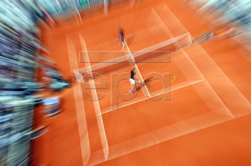 Alexander Zverev of Germany (front) plays Fabio Fognini of Italy during their men?s round of 16 match during the French Open tennis tournament at Roland Garros in Paris, France, 03 June 2019. EPA-EFE/SRDJAN SUKI
