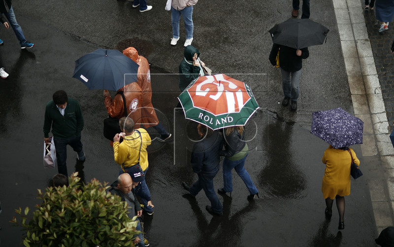 Spectators walk around at Roland Garros as no matches are played due to rain during the French Open tennis tournament in Paris, France, 05 June 2019. EPA-EFE/YOAN VALAT