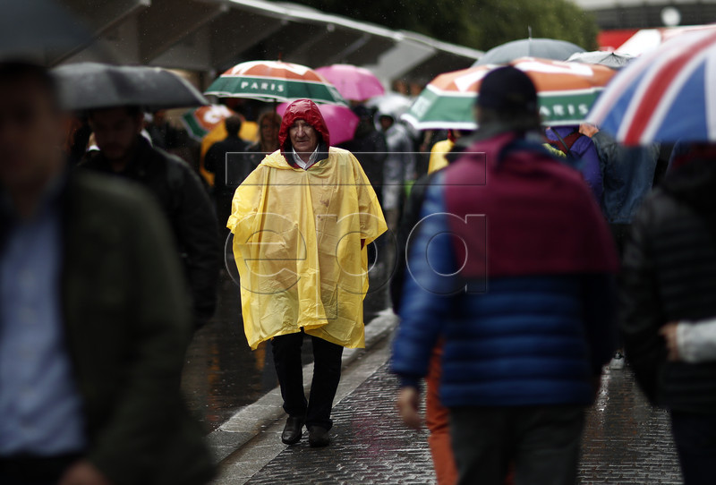 Spectators walk around at Roland Garros as no matches are played due to rain during the French Open tennis tournament in Paris, France, 05 June 2019. EPA-EFE/YOAN VALAT
