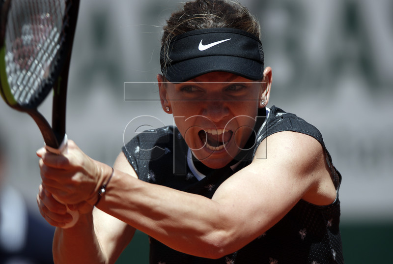 Simona Halep of Romania plays Amanda Anisimova of the USA during their women?s quarter final match during the French Open tennis tournament at Roland Garros in Paris, France, 06 June 2019.  EPA-EFE/YOAN VALAT