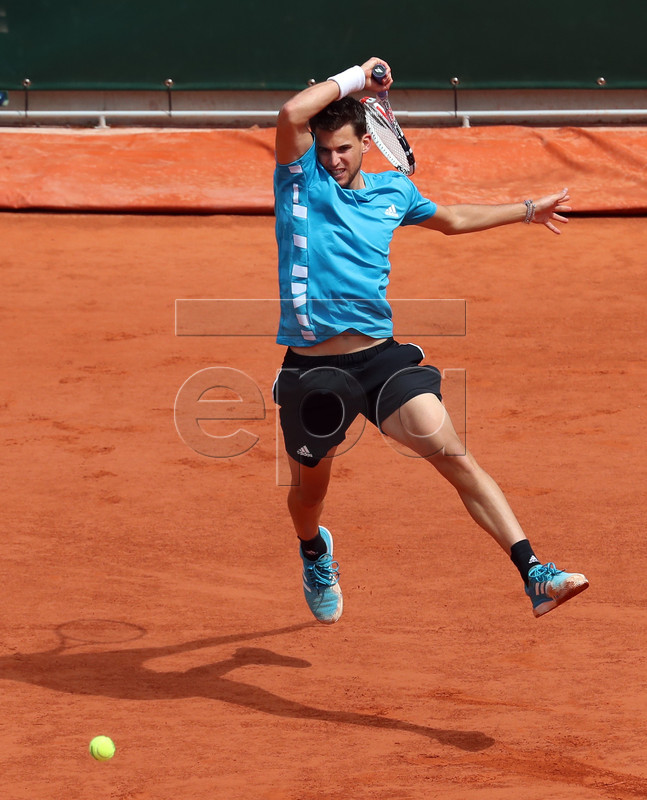 Dominic Thiem of Austria plays Novak Djokovic of Serbia during their men?s semi final match during the French Open tennis tournament at Roland Garros in Paris, France, 08 June 2019. EPA-EFE/SRDJAN SUKI