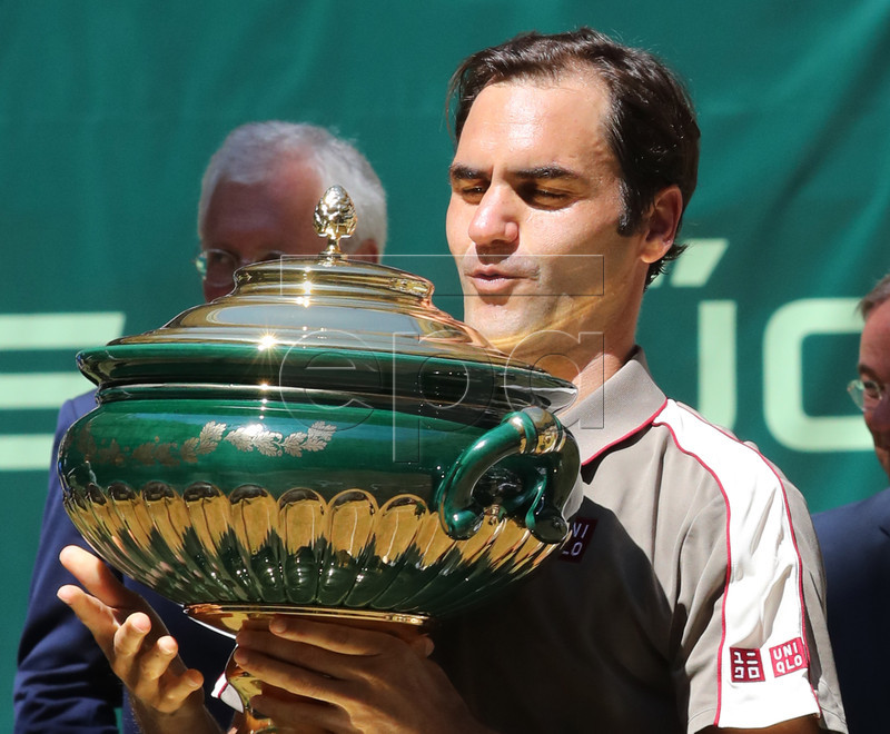Roger Federer from Switzerland celebrates with the trophy after winning the final match against David Goffin from Belgium at the ATP Tennis Tournament Noventi Open (former Gerry Weber Open) in Halle Westphalia, Germany, 23 June 2019. EPA-EFE/FOCKE STRANGMANN