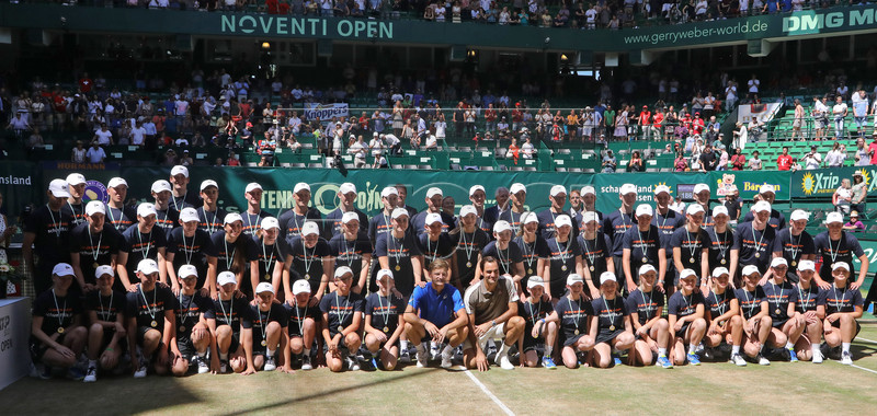 Roger Federer (C-R) and from Switzerland poses with the ball kids after the final match against David Goffin from Belgium (C-L) at the ATP Tennis Tournament Noventi Open (former Gerry Weber Open) in Halle Westphalia, Germany, 23 June 2019. EPA-EFE/FOCKE STRANGMANN